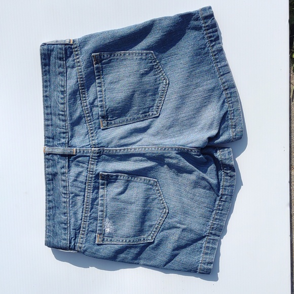 🌜OLD NAVY Mid-Rise Distressed Shorts in Medium Dark Wash - Picture 9 of 16